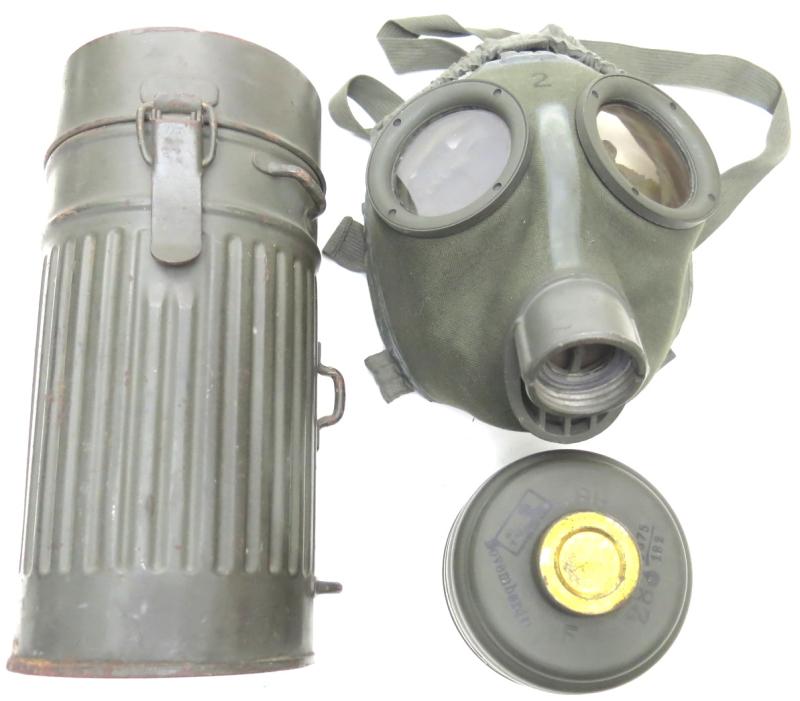 German Luftschutz AUER Gas Mask Set With Reused ReichWehr Can, Minty.
